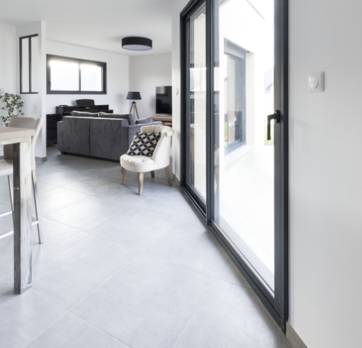 Porte fenêtre salon maison moderne